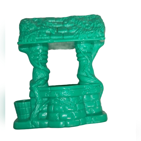 DISNEY PARKS Green SNOW WHITE WISHING WELL Plastic Toy 3" x 2.5"  2001 - Picture 2 of 3